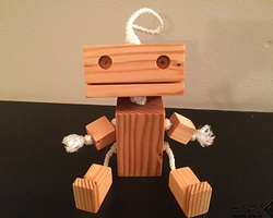 用废木头手工制作创意机器人玩具挂件