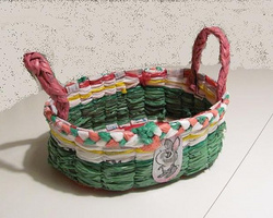 利用废塑料袋编织置物小篮子做法图解