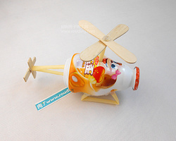 教你用酸奶瓶和雪糕棍制作的直升机模型玩具