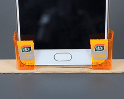 口香糖盒和冰棍棒制作简易实用的垂直手机架