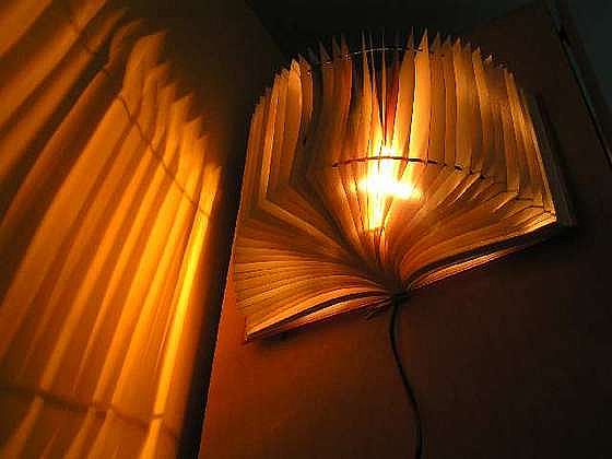 创意十足的小书灯制作-旧书本变废为宝作品