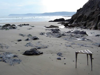 强悍：用沙地做模具浇注的创意板凳子