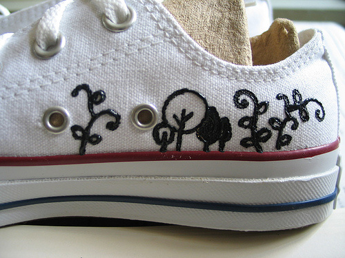 DIY手绘鞋教程 给匡威鞋帆布鞋画上个性的图案