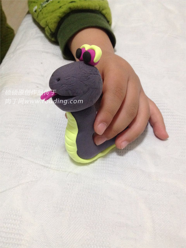 硕硕教你制作简单的儿童DIY轻粘土人偶可爱的小蛇