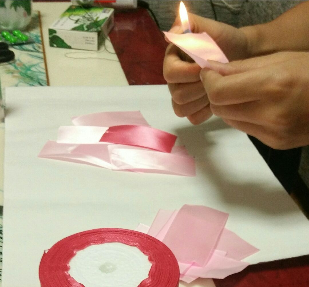 简单漂亮的丝带玫瑰花制作教程 实用的DIY布艺╭★肉丁网
