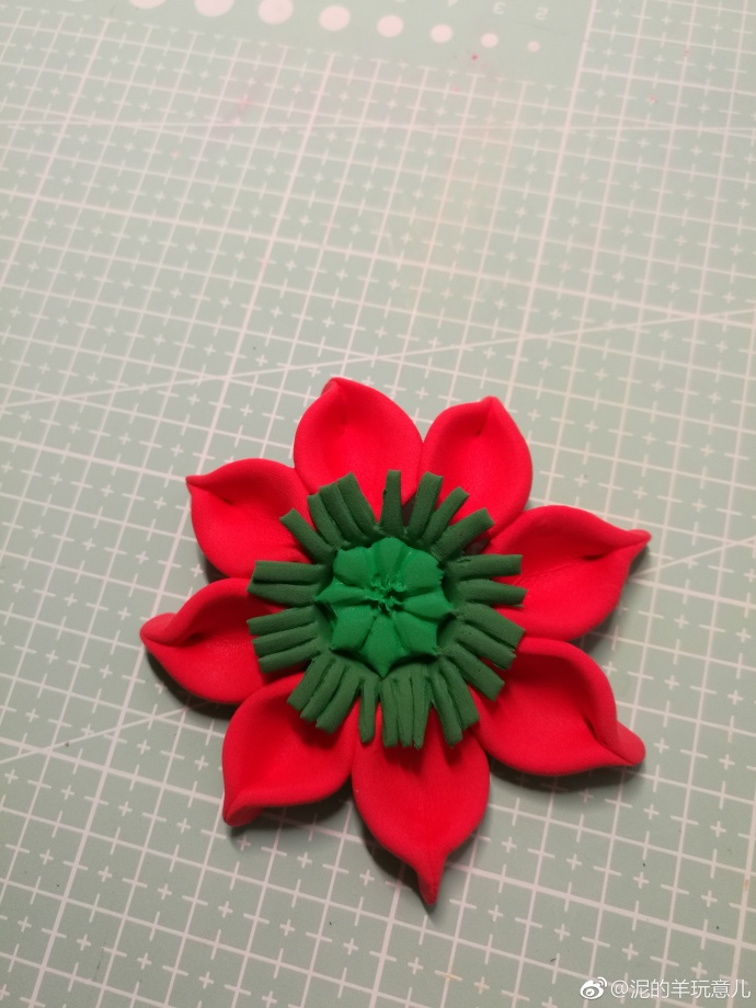红色搭配绿色的彩泥步骤图 平面小花朵制作方法