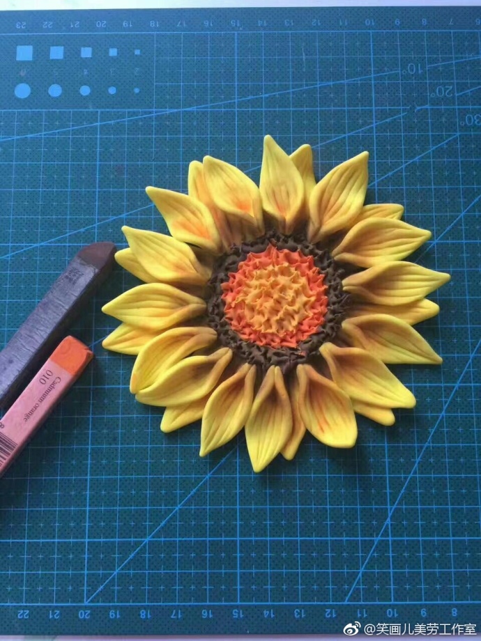 教你来制作彩泥作品的向日葵花朵
