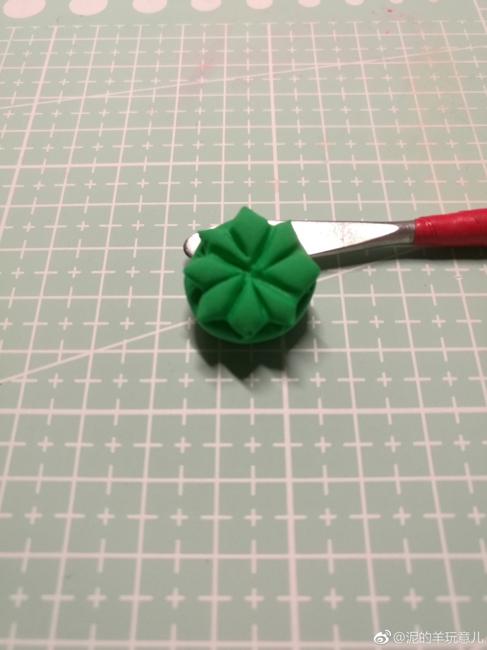 红色搭配绿色的彩泥步骤图 平面小花朵制作方法