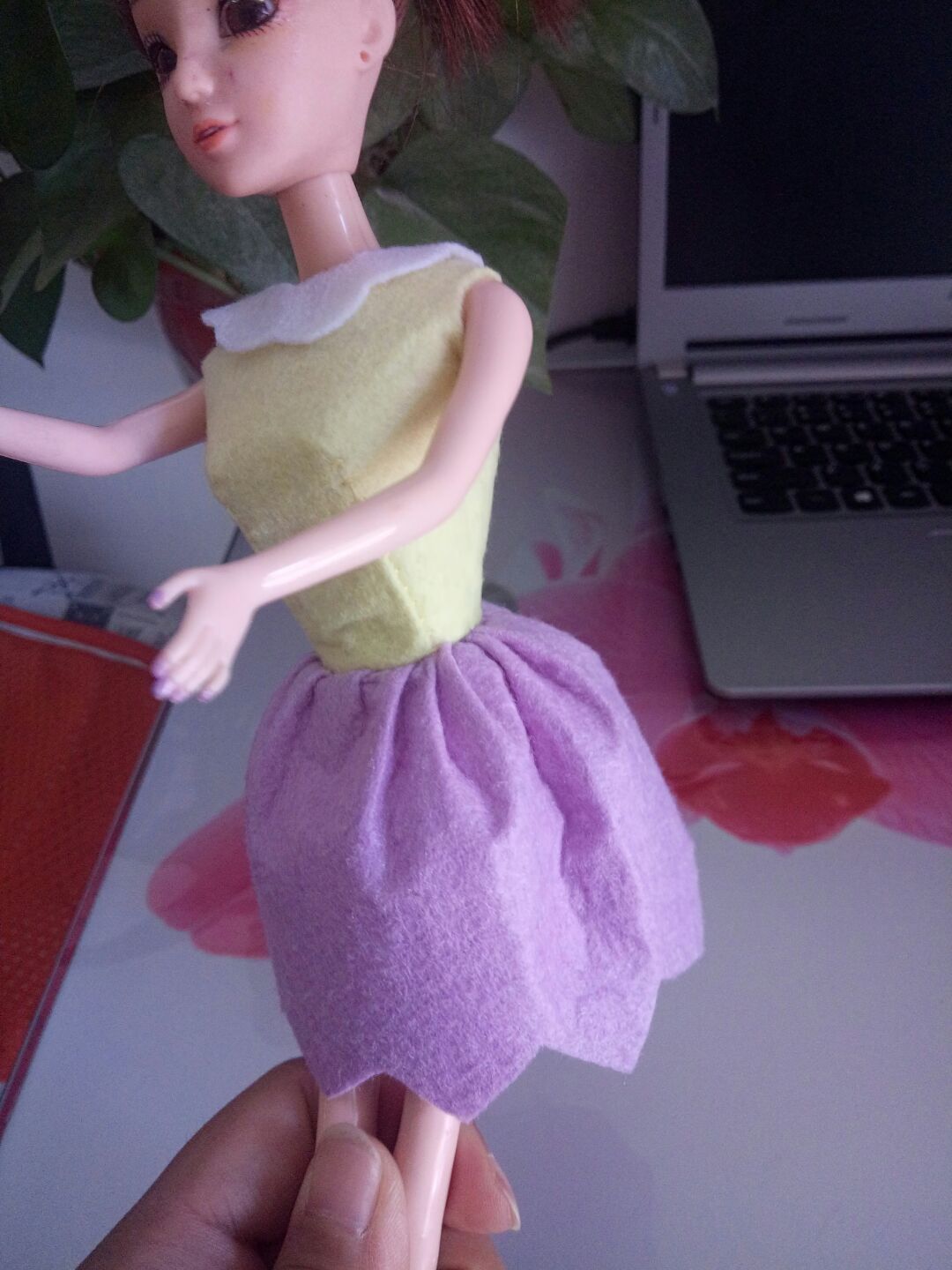 芭比娃娃衣制作教程 清新格子娃娃裙子的做法╭★肉丁网