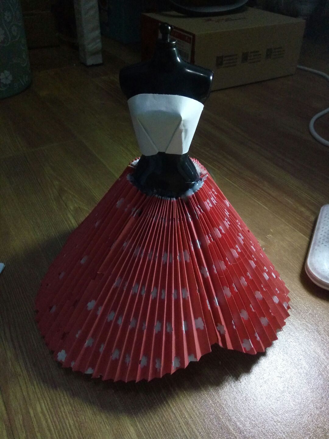 手工折纸DIY 纸婚纱之中国红复古欧式礼服简单折纸教程╭★肉丁网