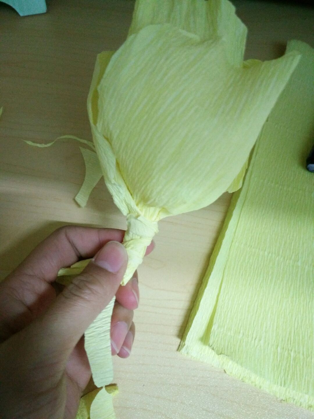 漂亮的花卉手工折纸教程 教你用皱纹纸折叠小红花（彩虹折纸小手工制作） - 有点网 - 好手艺