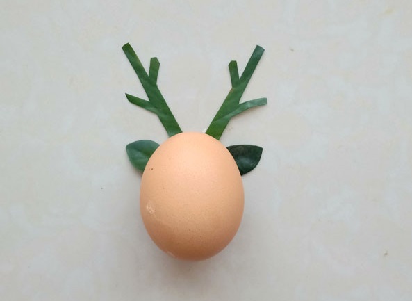 幼儿园美术贴画作品 教你用鸡蛋和树叶DIY小鹿