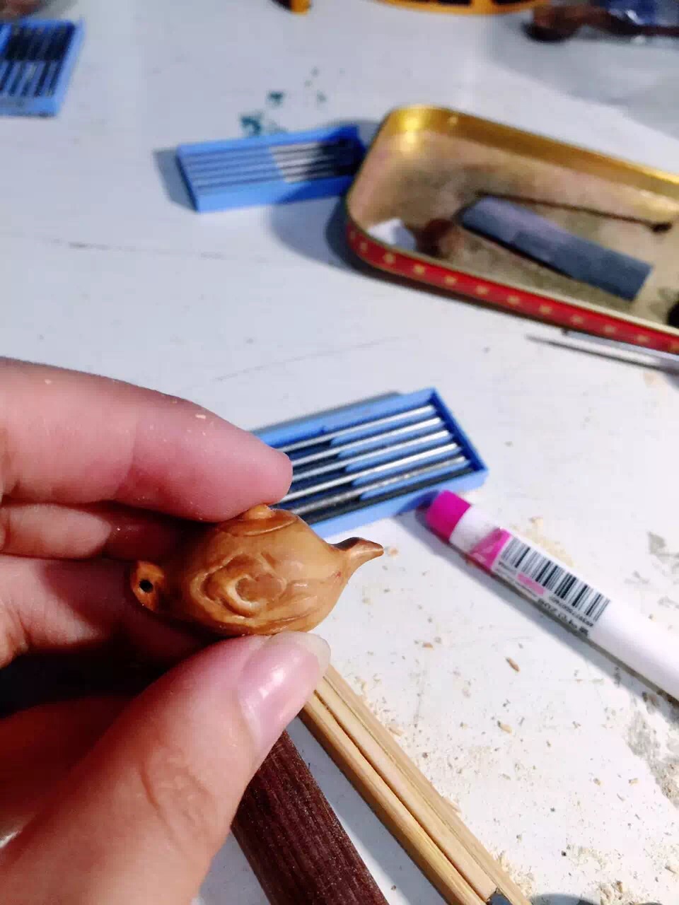 手工雕刻作品 橄榄核把壶过程简单雕刻方法