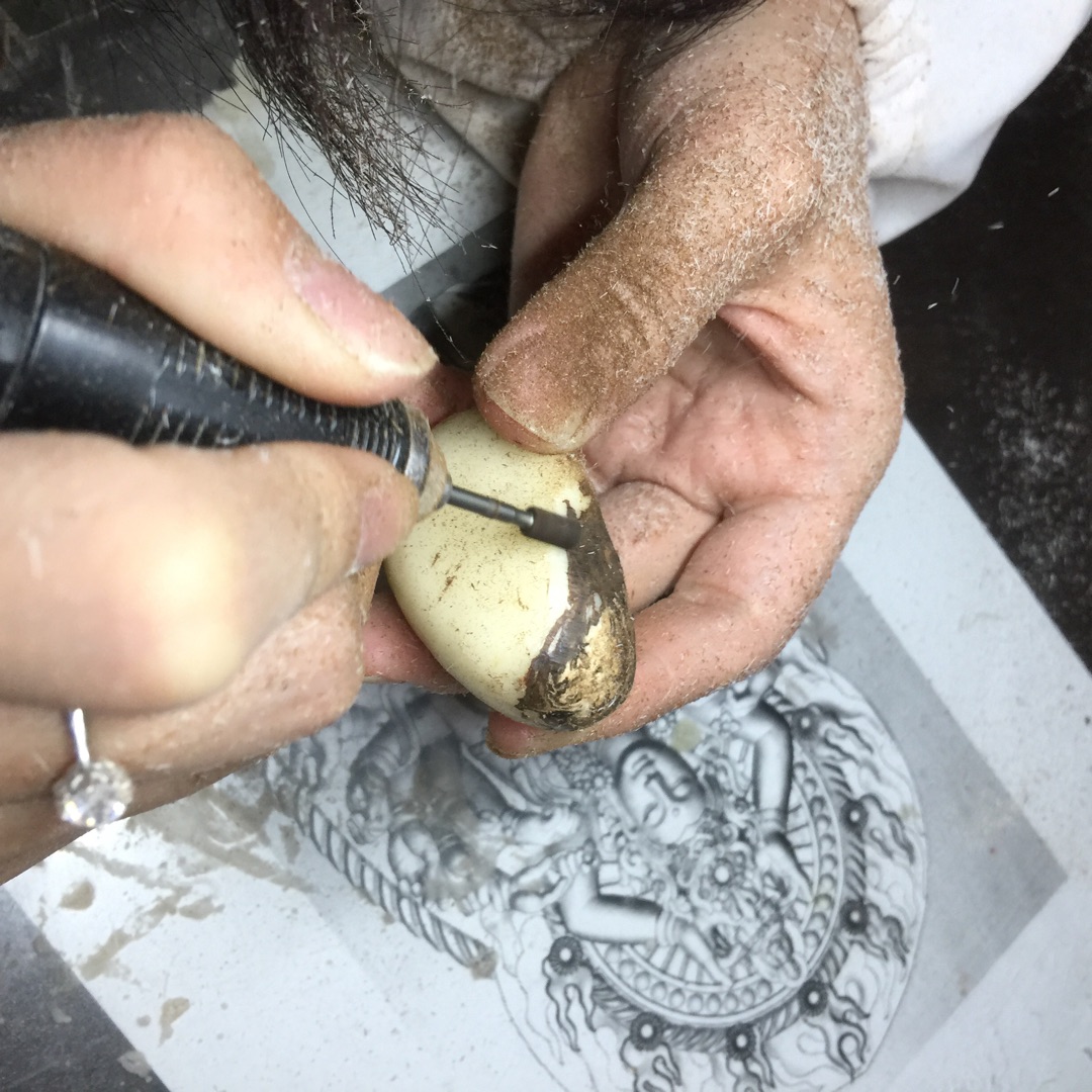 手工雕刻象牙果寿桃的雕法步骤