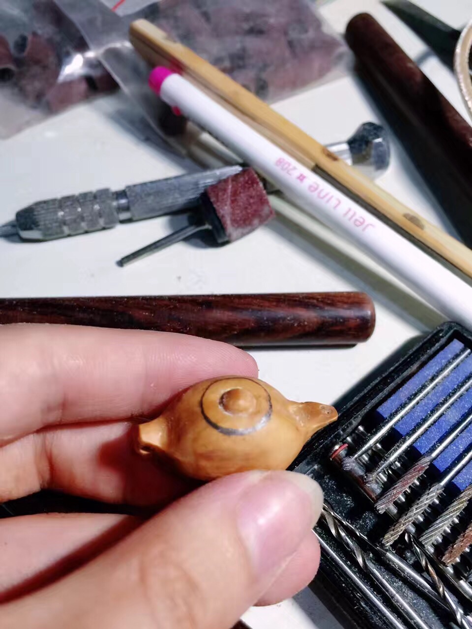 手工雕刻作品 橄榄核把壶过程简单雕刻方法