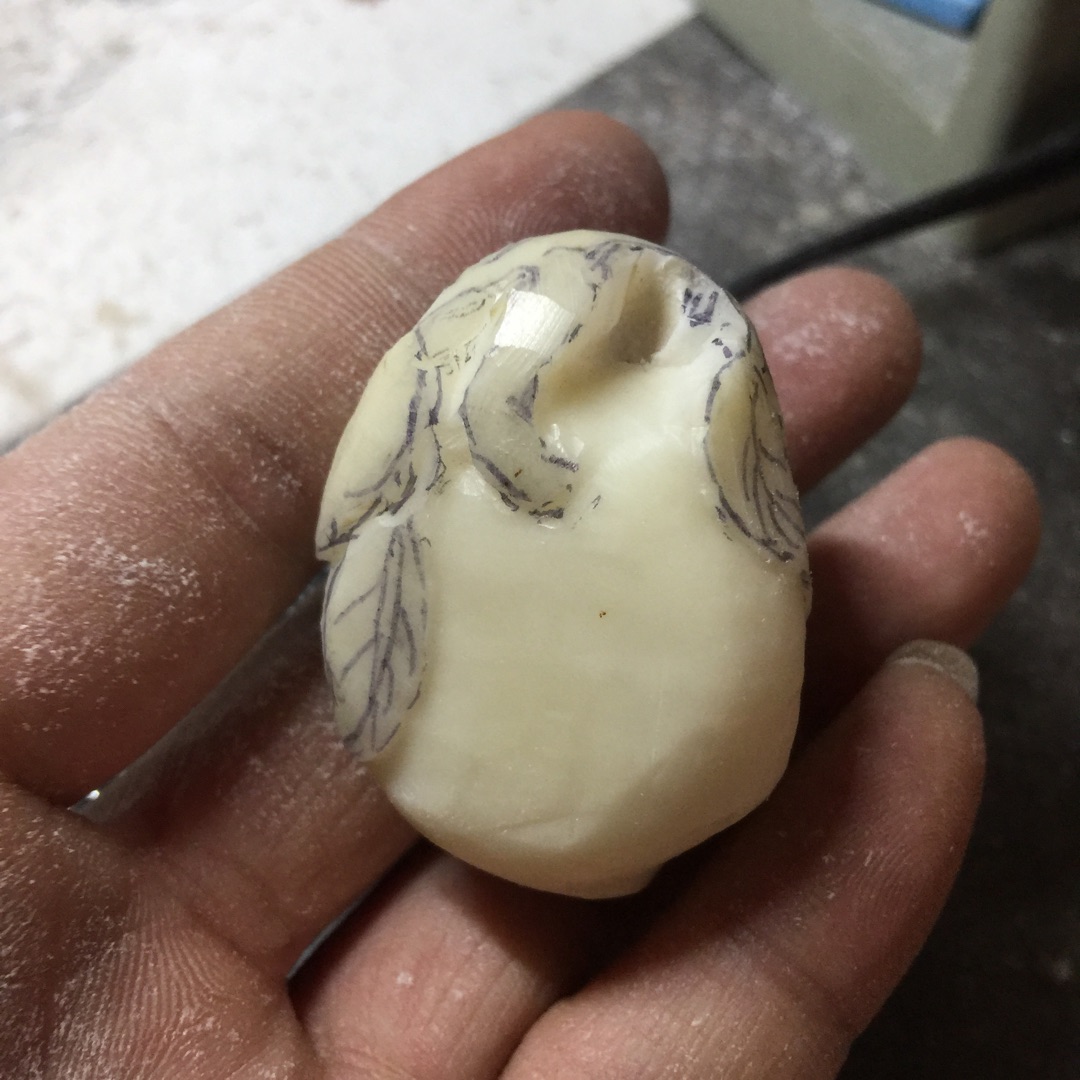 手工雕刻象牙果寿桃的雕法步骤