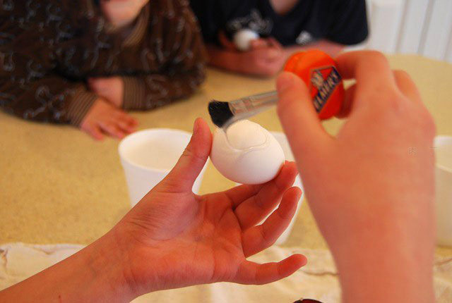 儿童制作复活节彩蛋