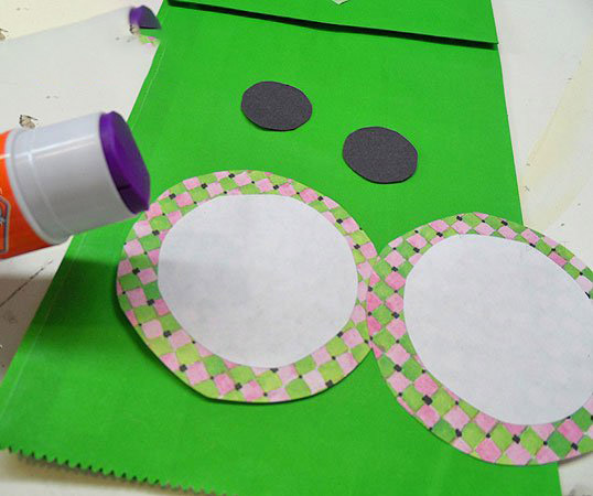 儿童手工制作纸袋青蛙手偶