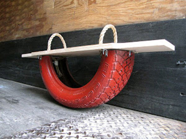 旧轮胎手工改造变跷跷板