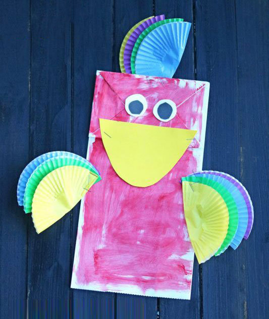 儿童利用纸袋蛋糕纸制作鹦鹉手偶