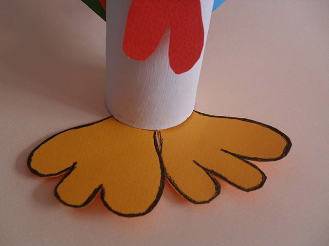 儿童利用卷纸筒制作大公鸡