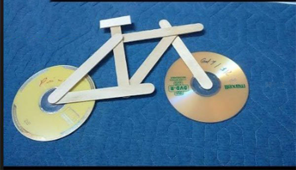 废物利用 光盘雪糕棒制作自行车
