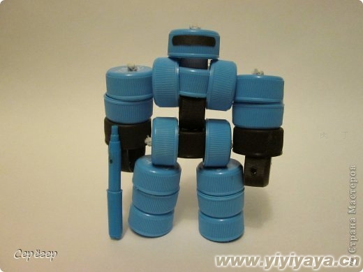 儿童手工制作：塑料瓶盖制作机械战警玩具
