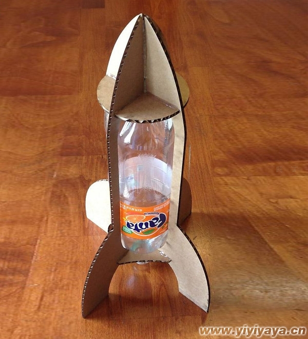 儿童手工制作：饮料瓶手工制作可爱小火箭