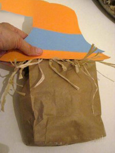 儿童利用废纸袋制作稻草人