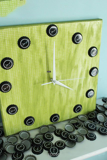 废物利用制作瓶盖装饰时钟