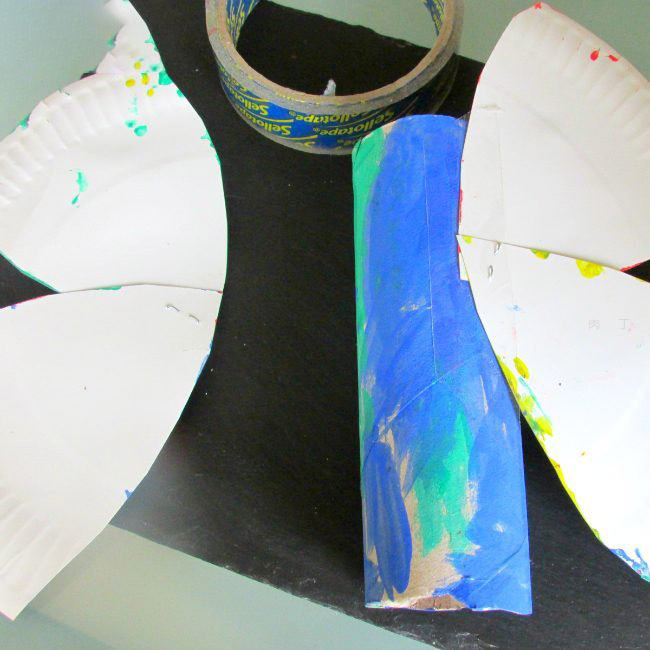 儿童利用纸盘纸筒制作七彩蝴蝶