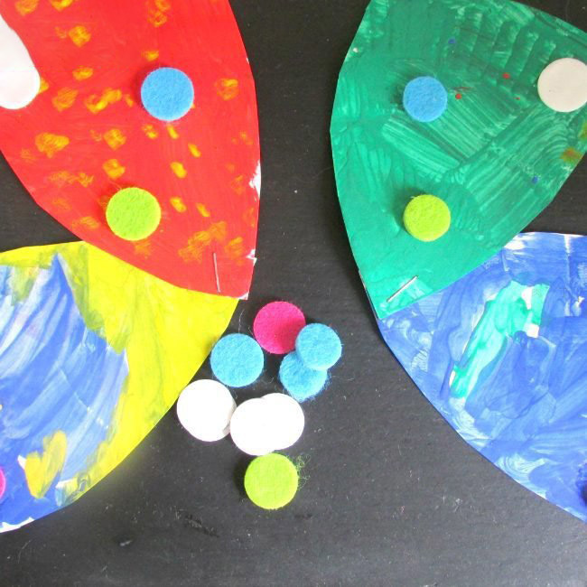 儿童利用纸盘纸筒制作七彩蝴蝶