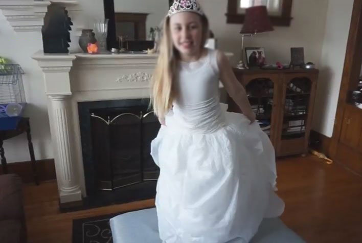 幼儿园时装秀 塑料袋制作婚纱公主裙